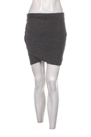 Пола H&M Divided, Размер M, Цвят Черен, Цена 2,04 €