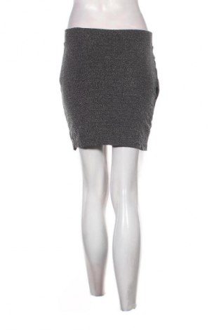 Пола H&M Divided, Размер M, Цвят Черен, Цена 2,04 €