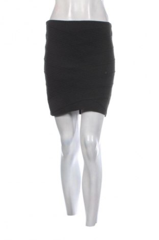 Пола H&M Divided, Размер S, Цвят Черен, Цена 2,04 €