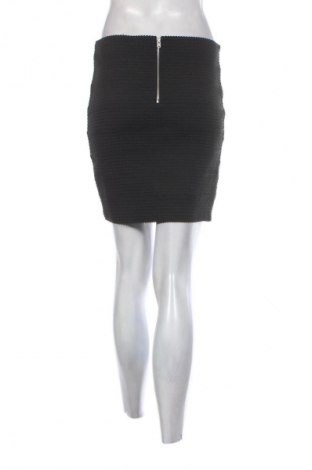 Пола H&M Divided, Размер S, Цвят Черен, Цена 2,04 €