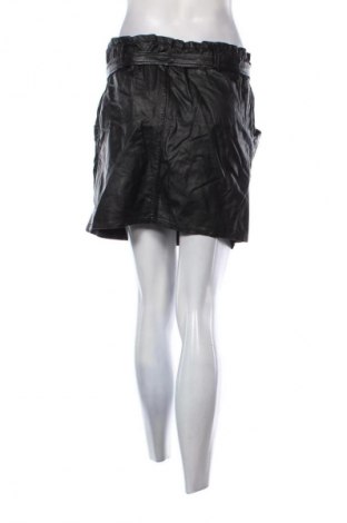 Пола NEW COLLECTION, Размер S, Цвят Черен, Цена 2,04 €