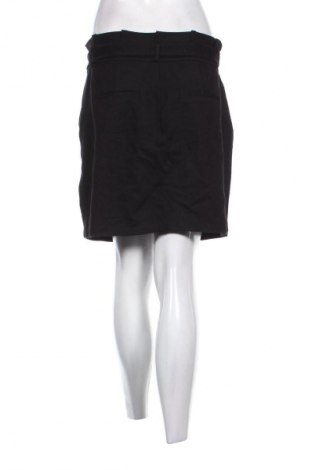 Пола Vero Moda, Размер M, Цвят Черен, Цена 2,04 €