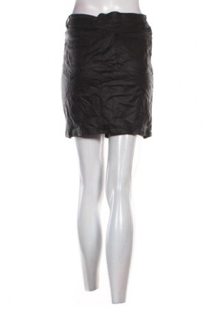 Пола Vero Moda, Размер M, Цвят Черен, Цена 3,06 €