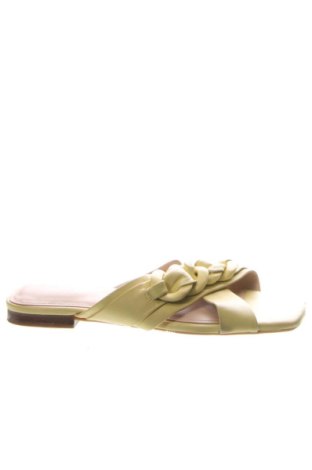 Чехли Guess, Размер 38, Цвят Жълт, Цена 97,15 €