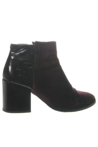 Damen Stiefeletten Musette, Größe 40, Farbe Rot, Preis 110,00 €