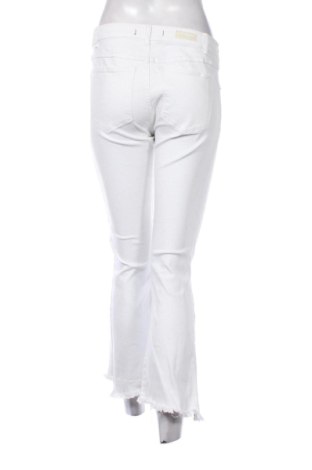Blugi de femei Abercrombie & Fitch, Mărime M, Culoare Alb, Preț 143,83 Lei
