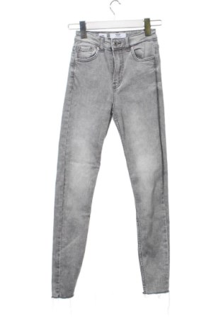 Blugi de femei Bershka, Mărime XS, Culoare Gri, Preț 78,20 Lei