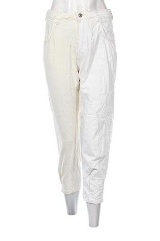 Damskie jeansy Bershka, Rozmiar S, Kolor ecru, Cena 78,99 zł