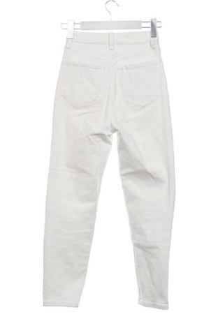 Дамски дънки Bershka, Размер XXS, Цвят Бял, Цена 15,00 €
