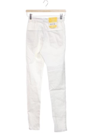 Damskie jeansy Pull&Bear, Rozmiar XS, Kolor Biały, Cena 123,99 zł