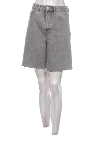 Pantaloni scurți de femei Cropp, Mărime S, Culoare Gri, Preț 90,67 Lei