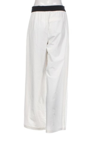 Damenhose Bershka, Größe M, Farbe Weiß, Preis 15,00 €