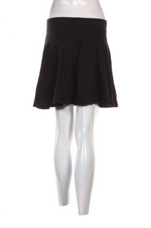 Пола H&M Divided, Размер S, Цвят Черен, Цена 2,04 €