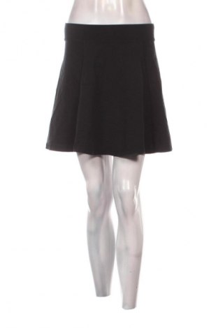 Пола H&M Divided, Размер S, Цвят Черен, Цена 2,04 €