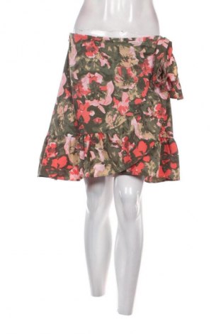 Пола Vero Moda, Размер M, Цвят Многоцветен, Цена 2,04 €