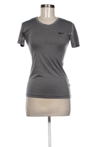 Dámské tričko Nike, Velikost M, Barva Šedá, Cena  409,00 Kč