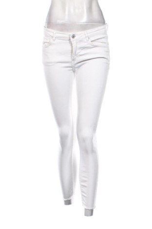 Blugi de femei Zara, Mărime M, Culoare Alb, Preț 53,99 Lei, #136270401
