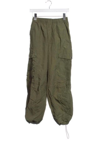 Дамско спортно долнище Bershka, Размер XXS, Цвят Зелен, Цена 15,33 €