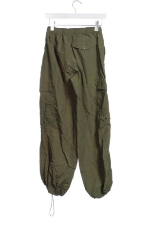 Дамско спортно долнище Bershka, Размер XXS, Цвят Зелен, Цена 15,33 €