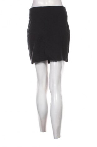 Пола Gina Tricot, Размер M, Цвят Черен, Цена 2,04 €