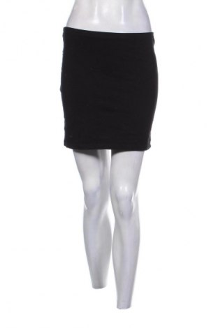 Пола H&M Divided, Размер M, Цвят Черен, Цена 2,04 €