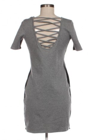 Рокля Monki, Размер M, Цвят Сив, Цена 2,55 €