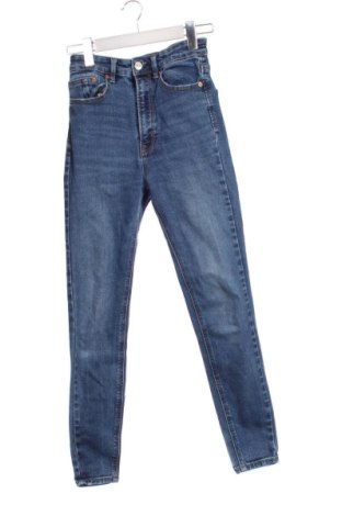 Damskie jeansy Stradivarius, Rozmiar XS, Kolor Niebieski, Cena 80,38 zł