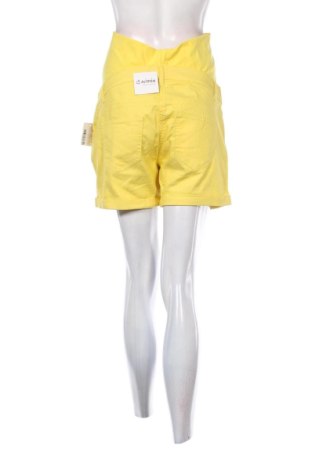 Pantaloni scurți de femei Maternite, Mărime M, Culoare Galben, Preț 243,99 Lei