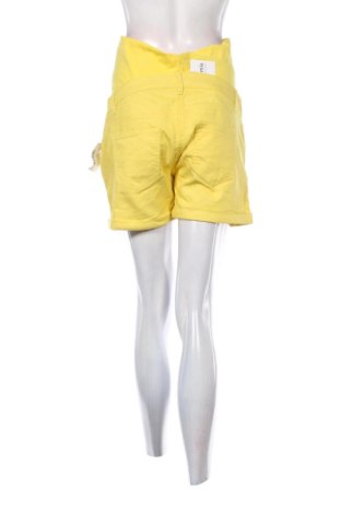 Damen Shorts Maternite, Größe M, Farbe Gelb, Preis 51,99 €