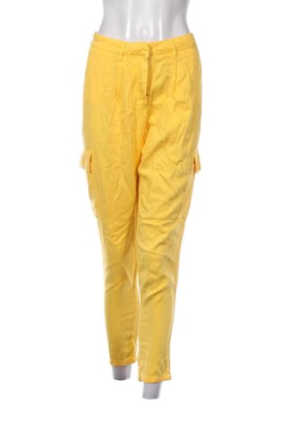 Pantaloni de femei Naf Naf, Mărime L, Culoare Galben, Preț 129,99 Lei