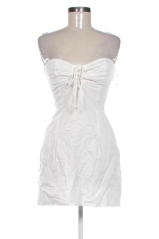 Φόρεμα Bershka, Μέγεθος M, Χρώμα Λευκό, Τιμή 37,99 €
