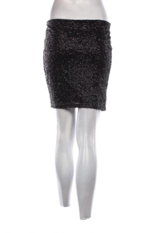 Пола H&M Divided, Размер S, Цвят Черен, Цена 3,06 €