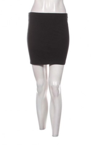 Пола H&M Divided, Размер S, Цвят Черен, Цена 2,04 €