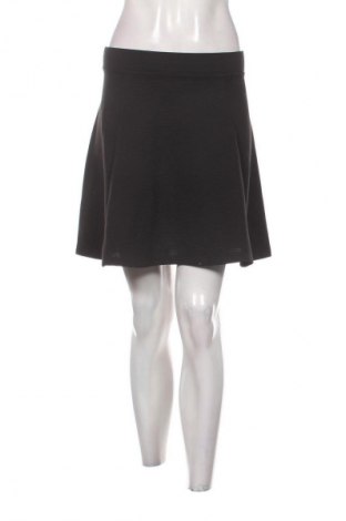 Пола H&M Divided, Размер S, Цвят Черен, Цена 2,04 €