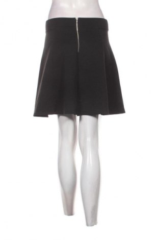 Пола H&M Divided, Размер S, Цвят Черен, Цена 2,04 €