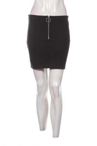 Пола H&M Divided, Размер S, Цвят Черен, Цена 2,04 €