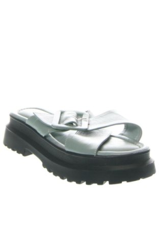 Чехли Stradivarius, Размер 39, Цвят Зелен, Цена 26,00 €