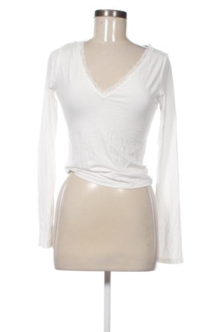 Damen Shirt Pull&Bear, Größe M, Farbe Weiß, Preis 9,78 €