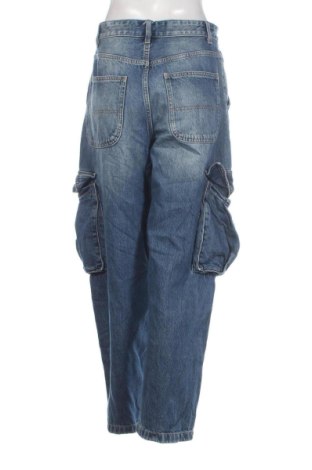 Γυναικείο Τζίν Bershka, Μέγεθος M, Χρώμα Μπλέ, Τιμή 17,99 €