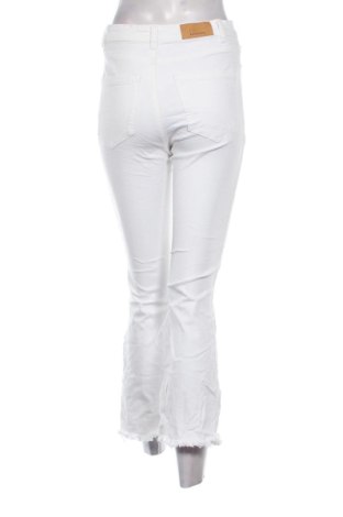 Дамски дънки Stradivarius, Размер S, Цвят Бял, Цена 15,33 €