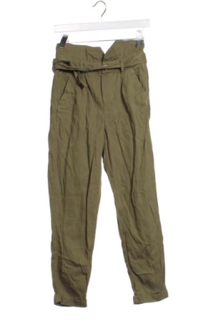 Дамски панталон Bershka, Размер XS, Цвят Зелен, Цена 15,33 €