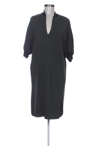 Kleid By Malene Birger, Größe M, Farbe Grün, Preis 202,30 €
