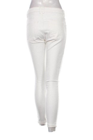 Дамски дънки Bershka, Размер M, Цвят Бял, Цена 15,33 €