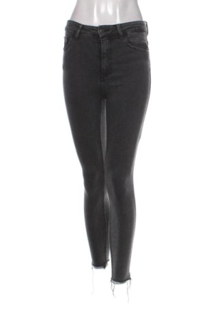 Blugi de femei Bershka, Mărime S, Culoare Gri, Preț 78,20 Lei, #136657569