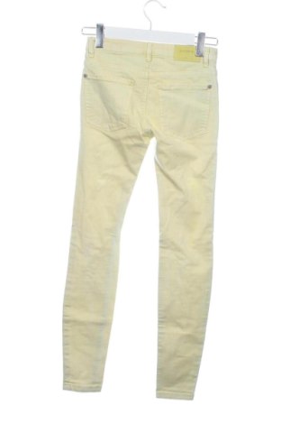 Damskie jeansy Pull&Bear, Rozmiar S, Kolor Żółty, Cena 80,38 zł