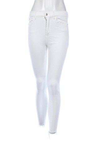 Damskie jeansy Stradivarius, Rozmiar S, Kolor Biały, Cena 80,38 zł, #136601305