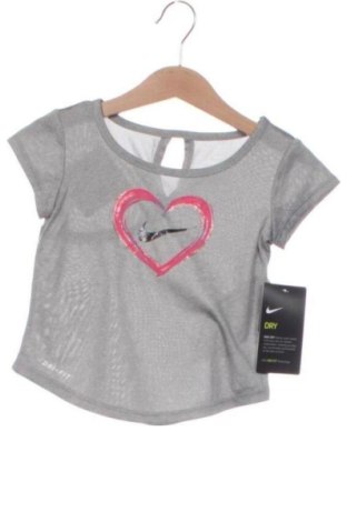 Детска тениска Nike, Размер 12-18m/ 80-86 см, Цвят Сив, Цена 29,14 €, #136587732