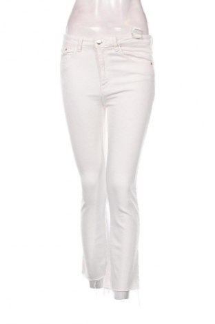 Damskie jeansy Sinsay, Rozmiar S, Kolor Biały, Cena 24,99 zł