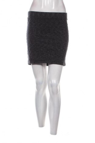 Пола H&M Divided, Размер S, Цвят Сив, Цена 2,04 €