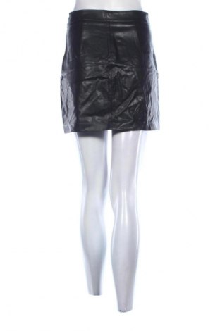 Пола Stradivarius, Размер S, Цвят Черен, Цена 2,55 €